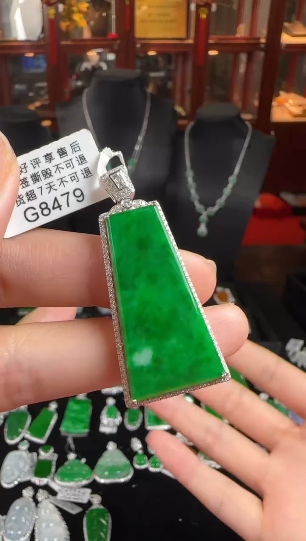 颈饰18K金镶嵌翡翠G8479辣绿无事牌