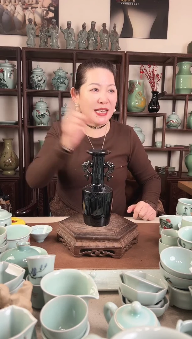 青瓷 乌金釉 龙耳瓶