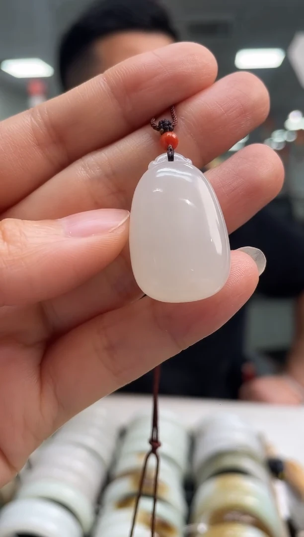 和田玉未镶嵌颈饰于阗无事牌吊坠随机发一件