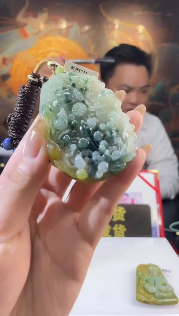 翡翠未镶嵌颈饰多样性发其一