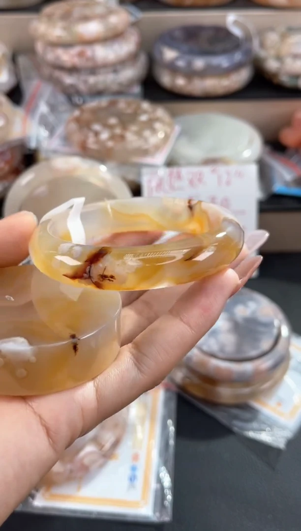 未镶嵌手镯石英质玉54