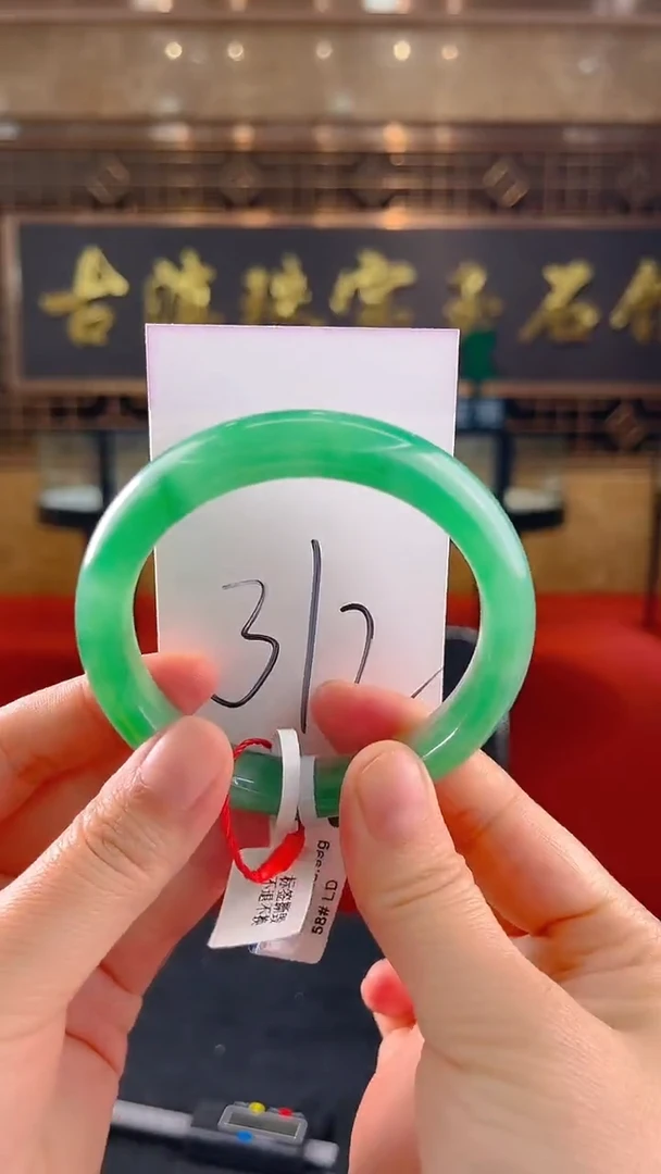 未镶嵌手镯石英质玉（非洲翠）微瑕介意勿拍