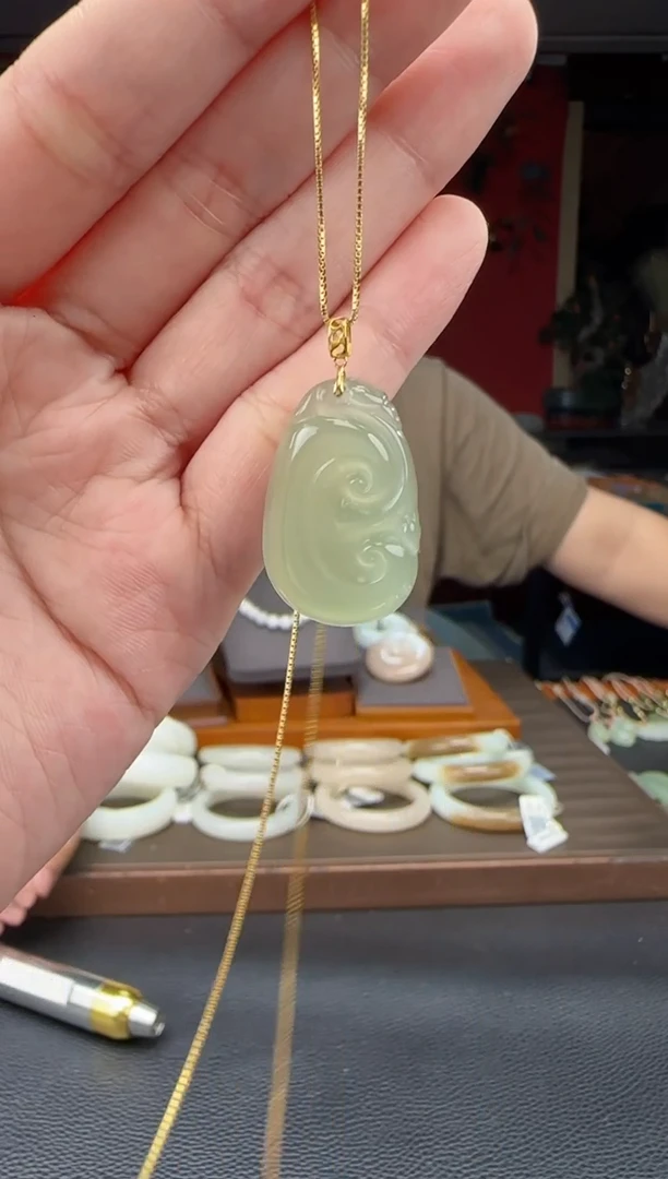 和田玉18K金镶嵌颈饰高冰如意锁