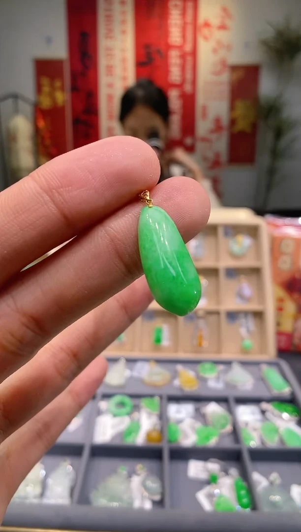 【闪购商品】翡翠吊坠(不含链)18K金镶嵌福瓜