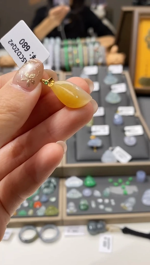 颈饰18K金镶嵌翡翠随形