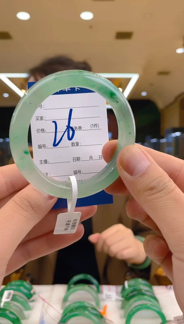 【闪购商品】石英质玉手镯未镶嵌飘花