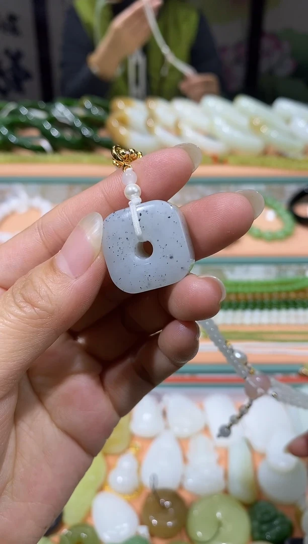 颈饰未镶嵌和田玉天然和田玉点墨青花扣