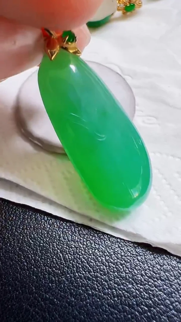 颈饰18K金镶嵌翡翠瓜