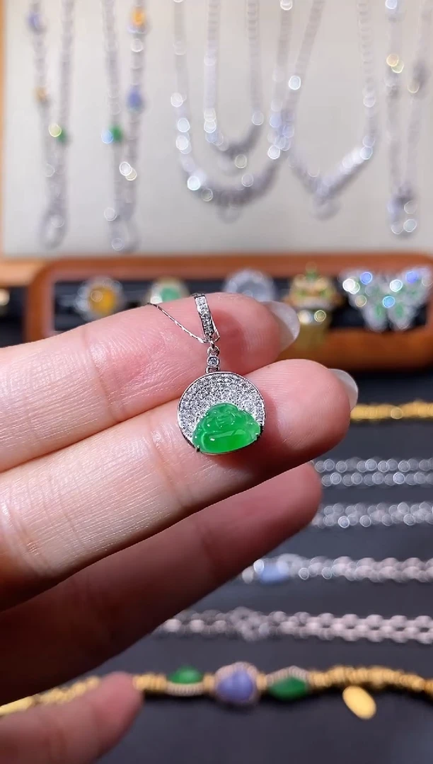 翡翠18K金镶嵌颈饰吊坠