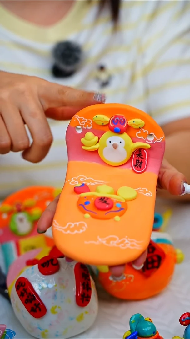 财神站台黄和尚抱元宝