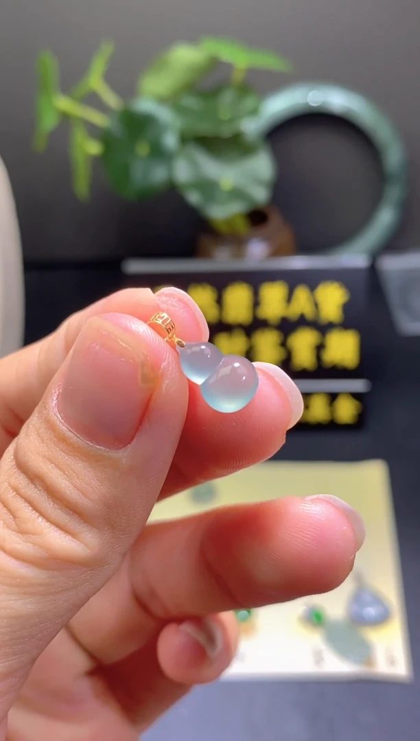 翡翠18K金镶嵌颈饰翡翠吊坠