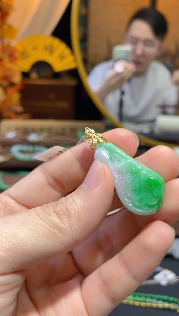 颈饰18K金镶嵌翡翠白菜