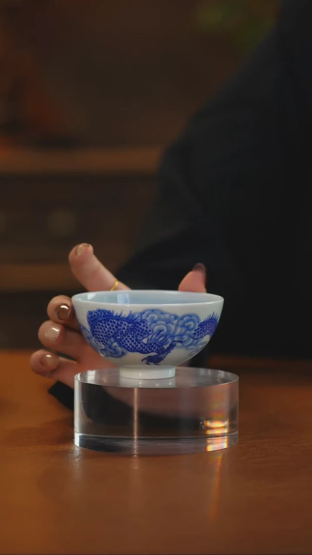 含月阁青花云龙戏珠鸡心