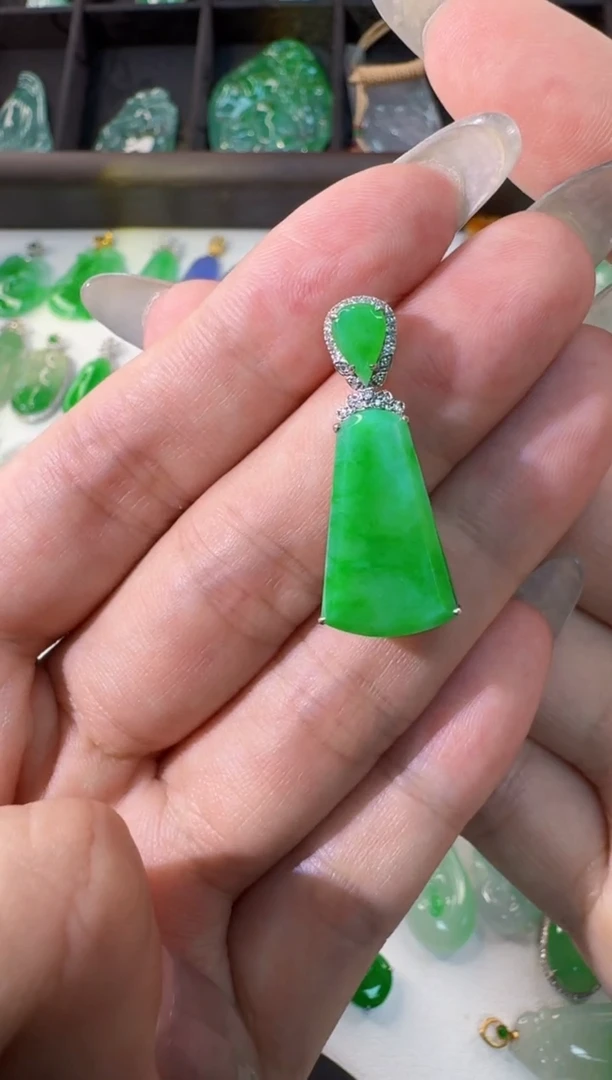 颈饰18K金镶嵌翡翠缅甸A货翡翠