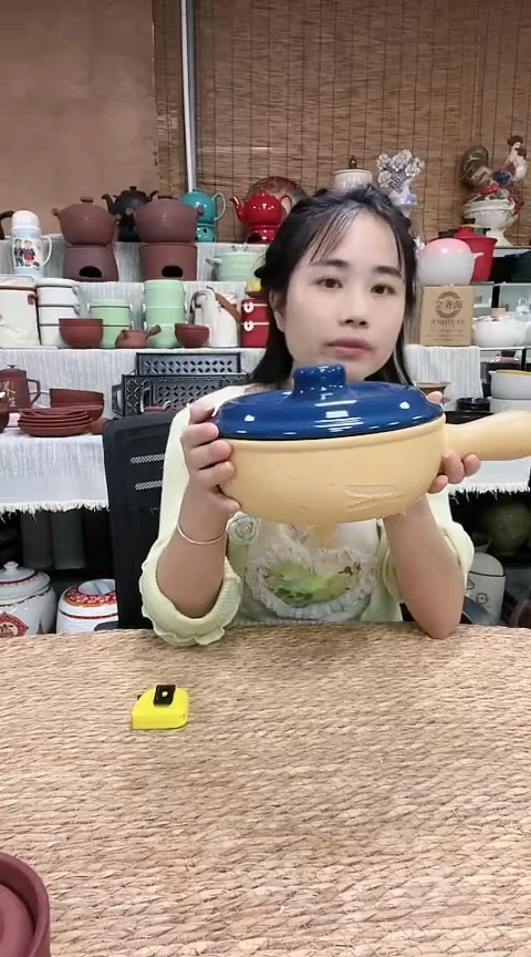 390瑕疵黄色手把锅带盖