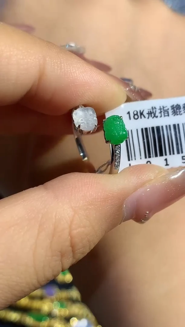 18K金镶嵌戒指翡翠多样性发其一