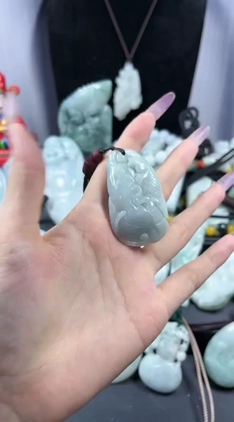 翡翠未镶嵌颈饰荷叶鱼