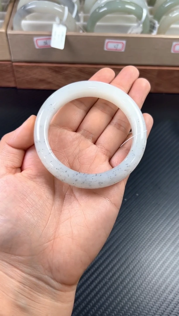 未镶嵌手镯和田玉齐*黑山微色差58 Mm