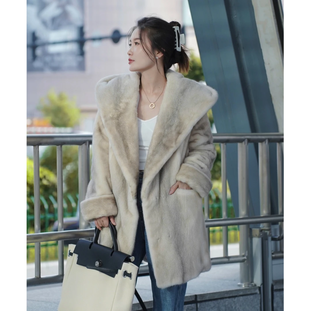 DILADUO/蒂拉朵披肩帽秋冬新款女款休闲皮草女外套设计师款