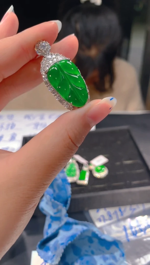 【闪购商品】定制翡翠未镶嵌99定制翡翠，多样性发货（发其一）