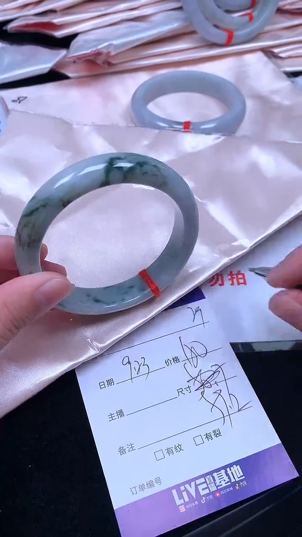 未镶嵌手镯翡翠.