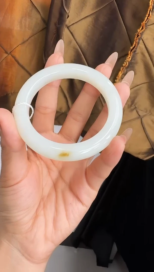 和田玉手镯未镶嵌且末微色差糖白56+手镯