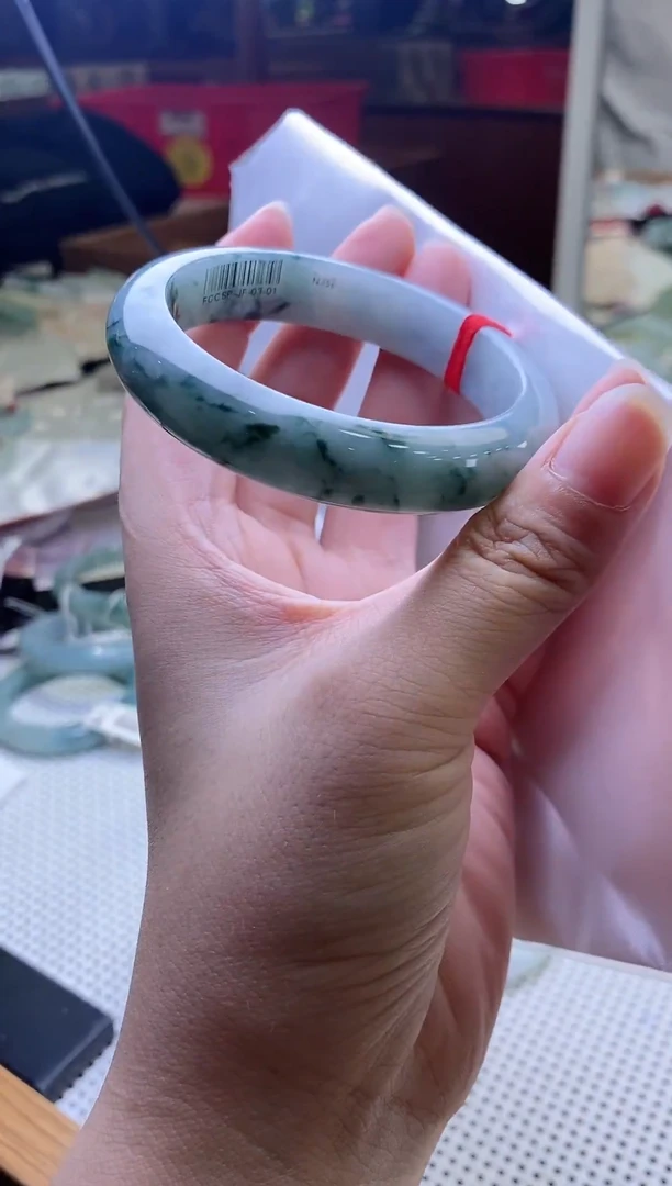 翡翠手镯未镶嵌正圈，08