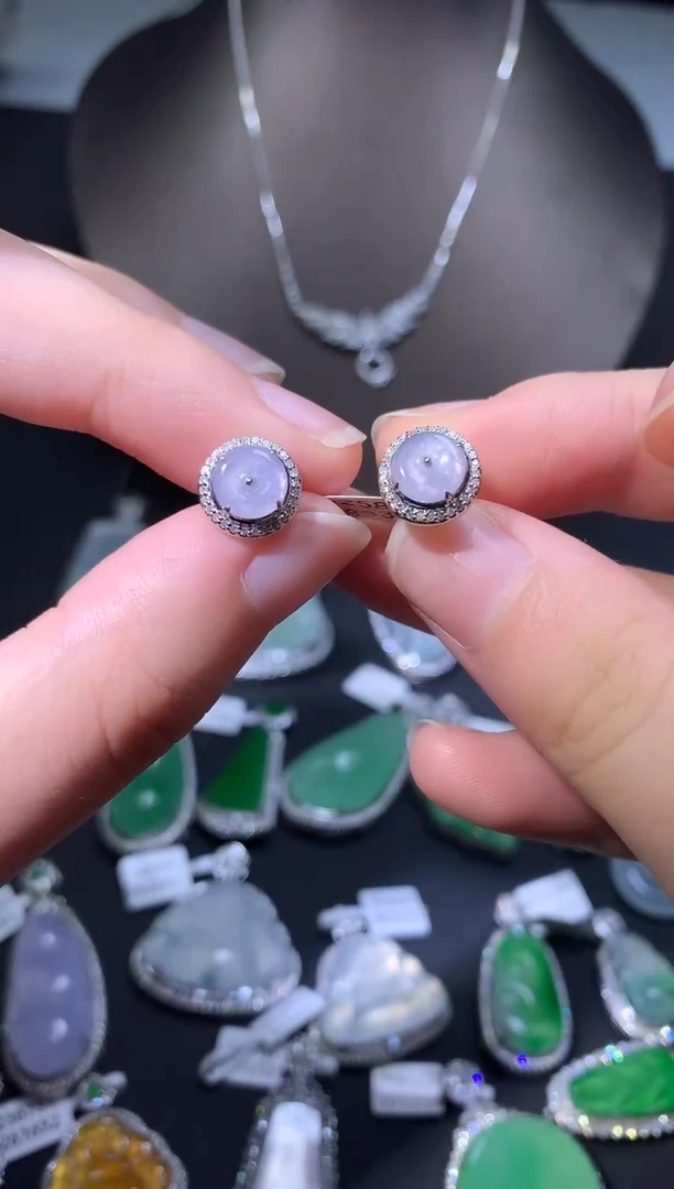 颈饰18K金镶嵌翡翠耳钉