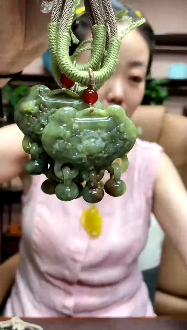 岫玉未镶嵌吊坠多样性发货发其中之一