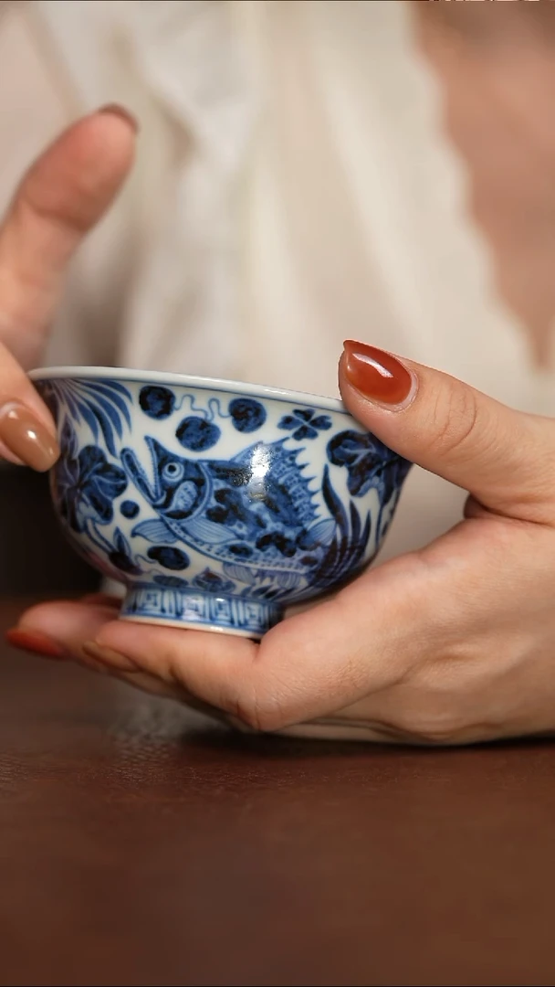 元青花鱼藻纹内膜印压手杯