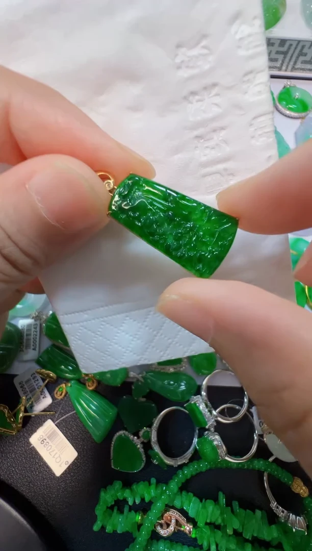 翡翠18K金镶嵌吊坠(不含链)1500