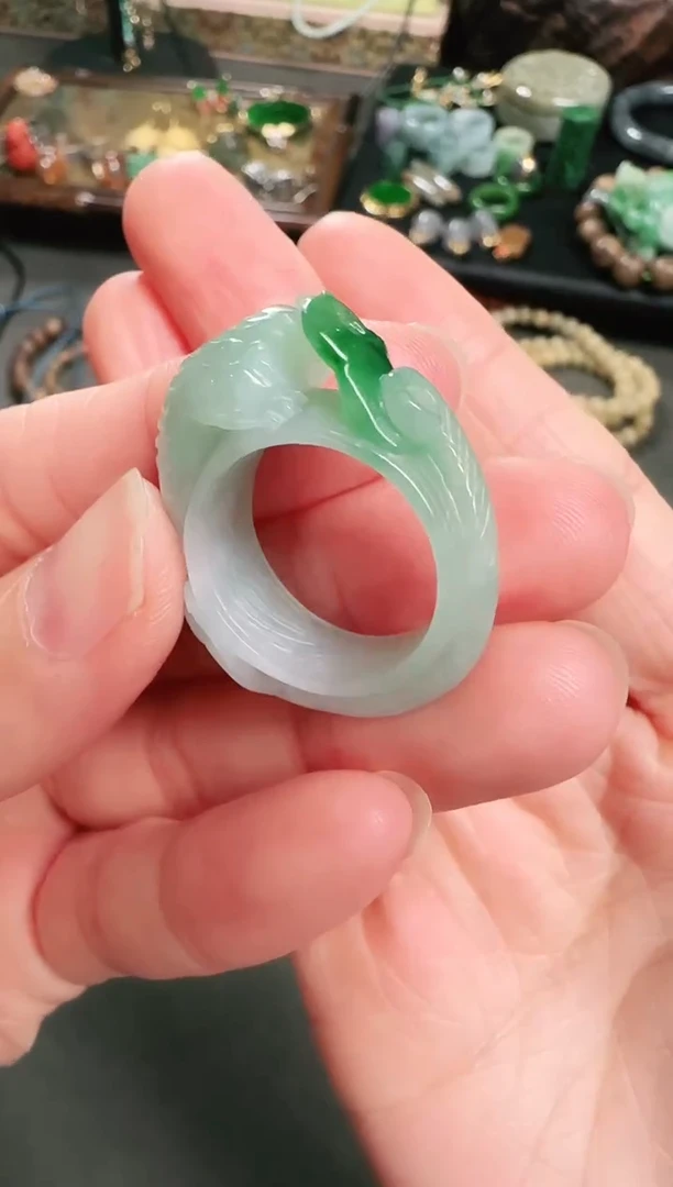 颈饰未镶嵌翡翠戒指
