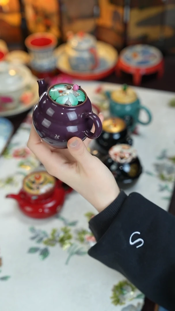景德镇手工手绘三秋月粉彩紫砂壶