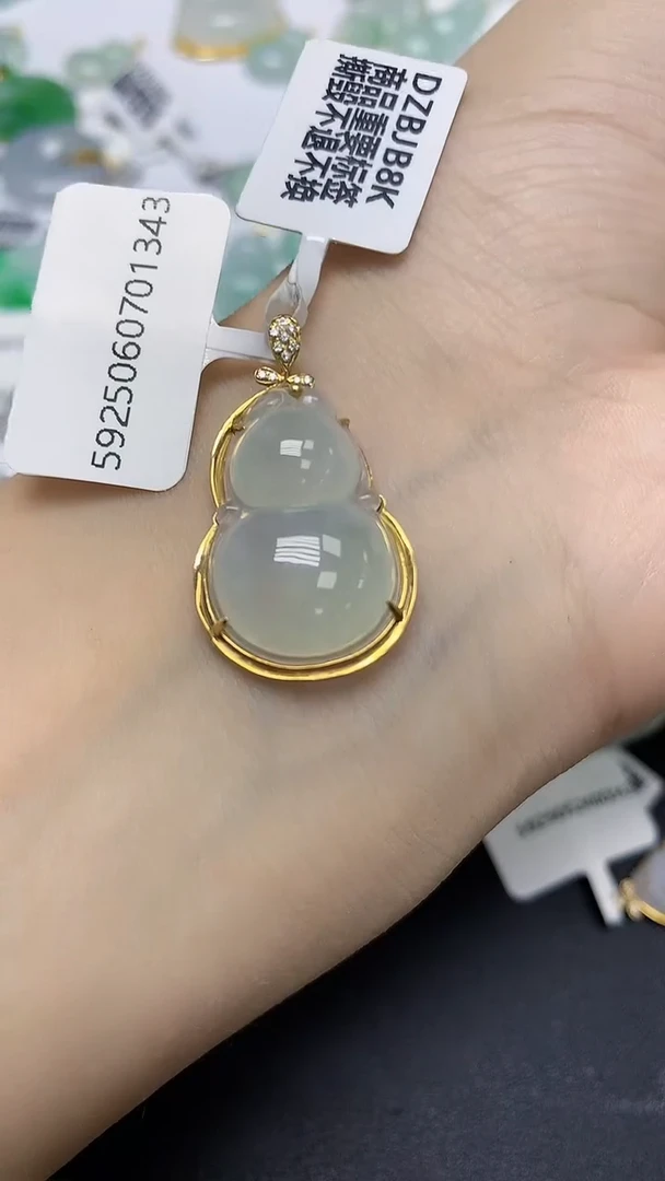 翡翠18K金镶嵌颈饰天然缅甸翡翠A货
