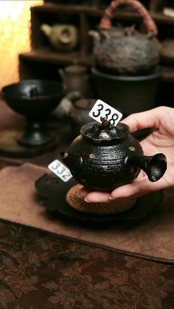 紫砂全手工黑撒金侧把茶壶150毫升左右