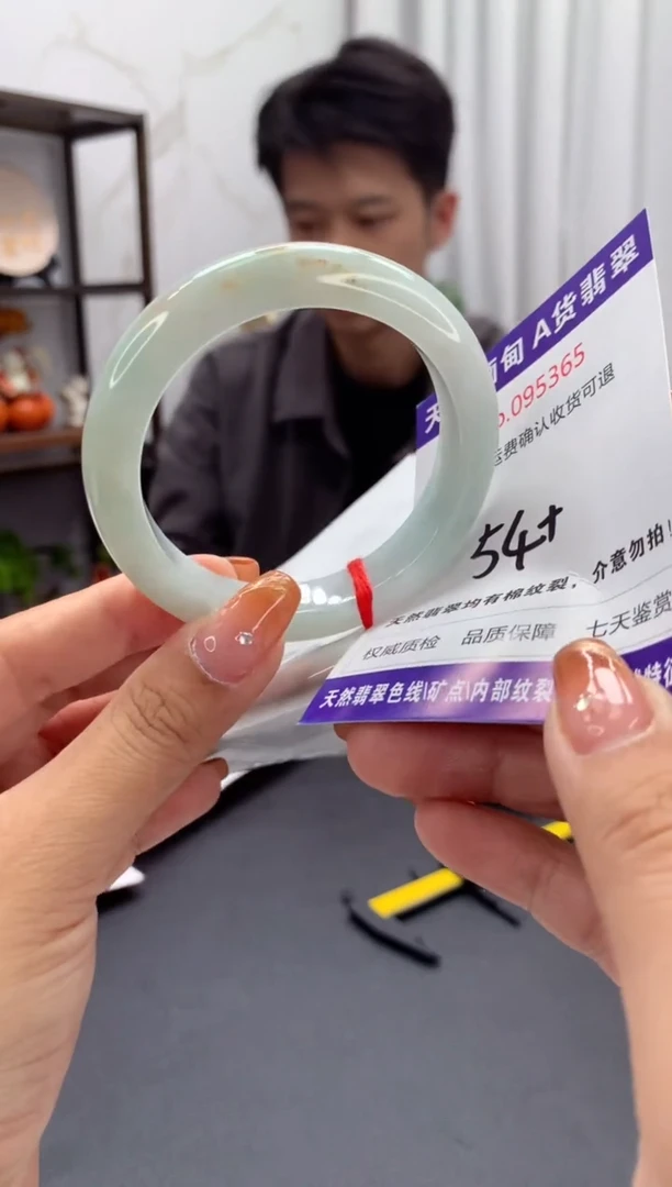 未镶嵌手镯翡翠有纹，完美者勿拍