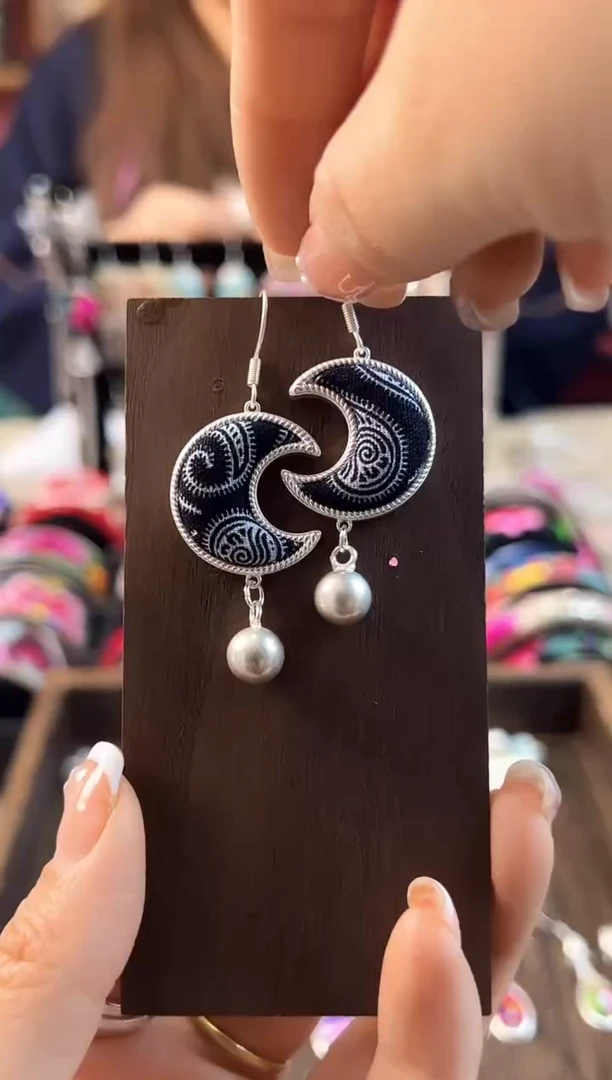 织绣民族风老绣饰品498