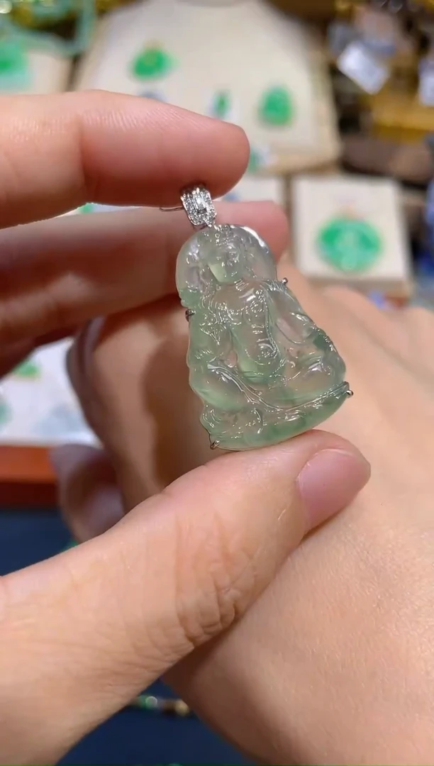 翡翠18K金镶嵌颈饰度母