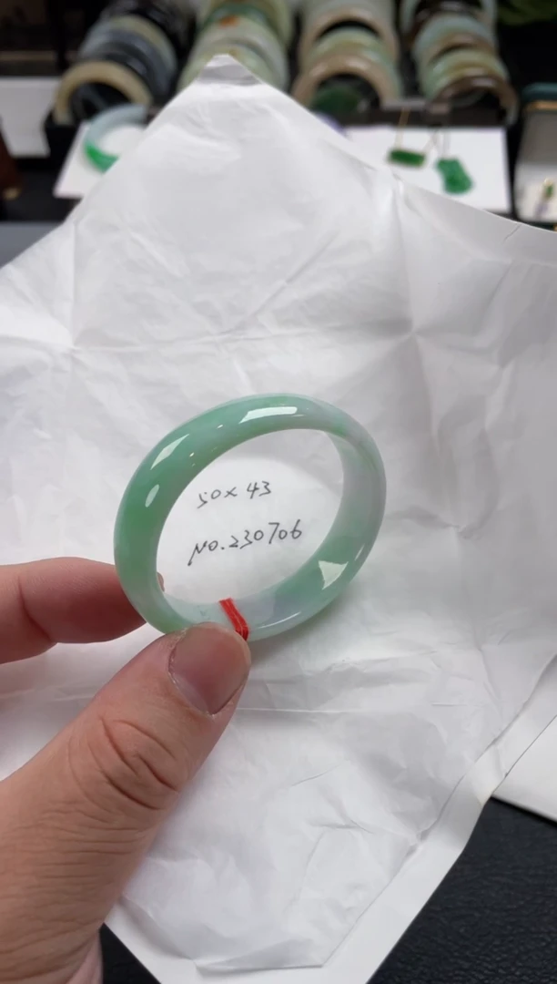 【闪购商品】翡翠手镯未镶嵌50贵妃