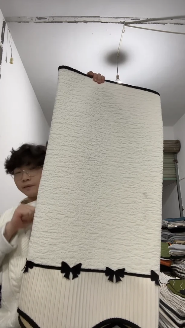 雪尼尔4条90*160、 1个70*90、70*70两个扶手、6个90*90靠背白色碟依