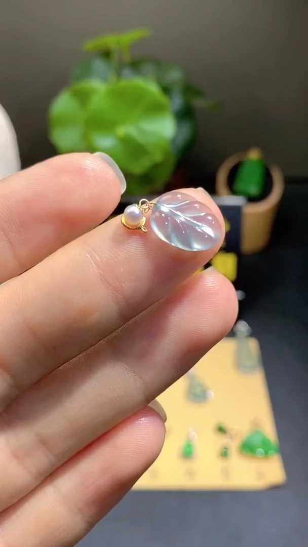 颈饰18K金镶嵌翡翠翡翠A货