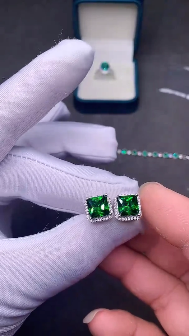 【闪购商品】透辉石耳饰银S925镶嵌······