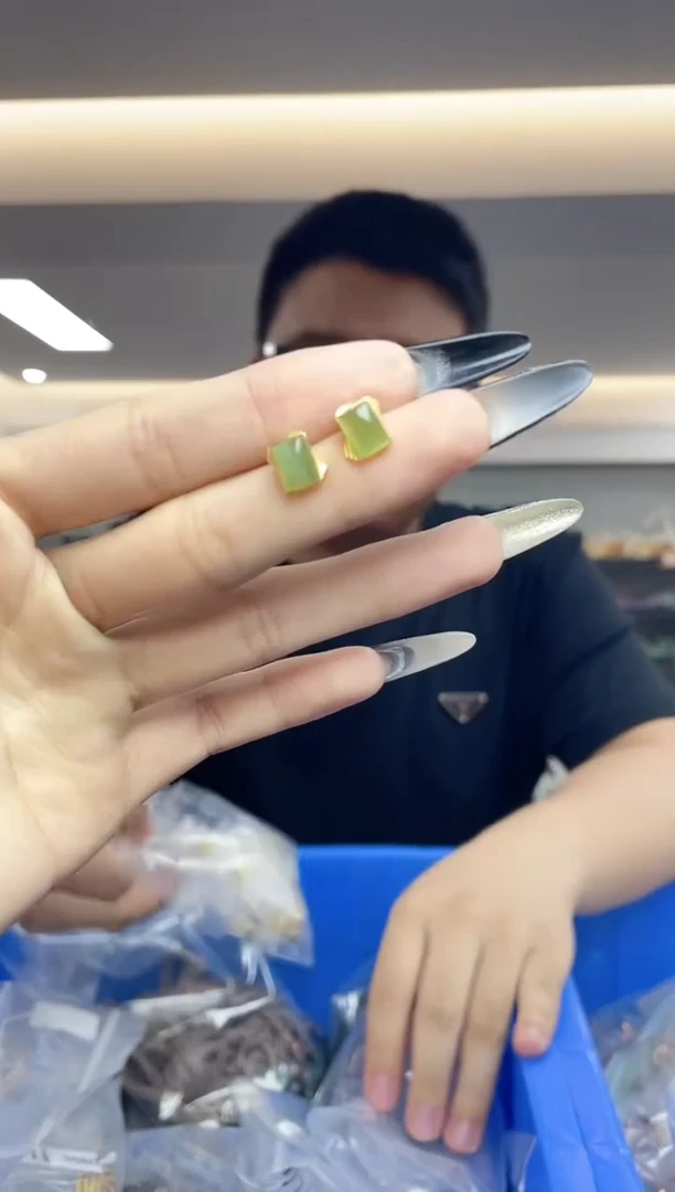 和田玉银S925镶嵌耳钉（多样性发一件）