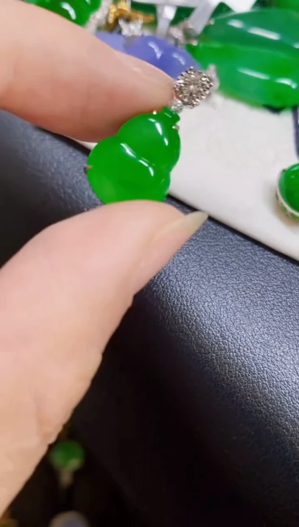 颈饰18K金镶嵌翡翠葫芦