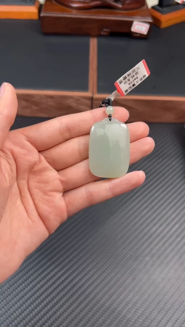 和田玉未镶嵌吊坠(赠链)且末微色差近矿