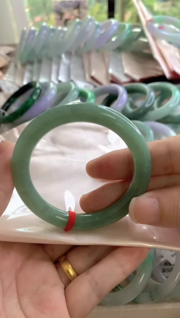 翡翠手镯未镶嵌满绿圆条52.7