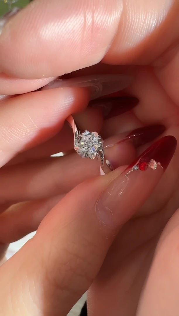 18K金镶嵌戒指/指环钻石2.21g