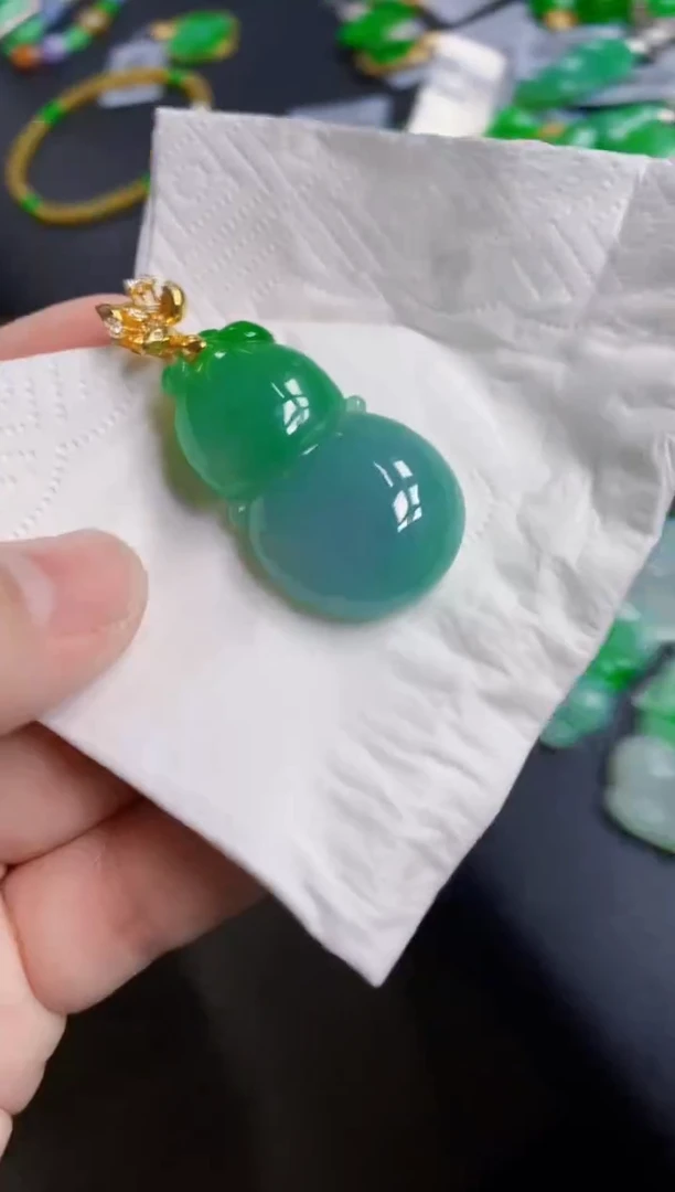 翡翠18K金镶嵌颈饰葫芦