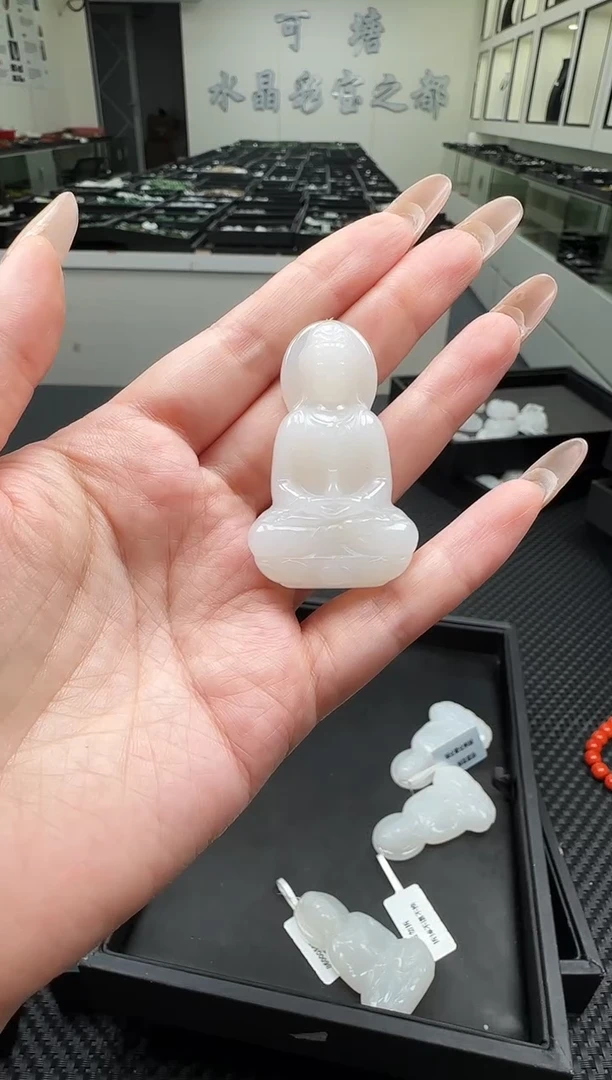 吊坠(不含链)未镶嵌和田玉一个，多样性发一件