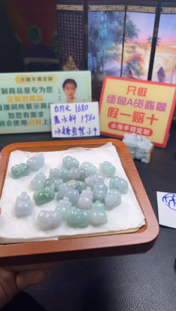 翡翠未镶嵌颈饰翡翠小猪猪吊坠随机折优发其一
